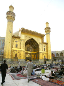 Le mausolée de l'Imam Ali où sont toujours retranchés Moqtada Al-Sadr et ses partisans. 

		(Photo : AFP)