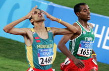 El Guerrouj, le Marocain, vainqueur du 5 000 mètres devant l'autre grand favori, l'Éthiopien Bekele.(Photo : AFP)