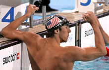 Michael Phelps a joué les gros bras dans le bassin olympique d'Athènes.(Photo: AFP)