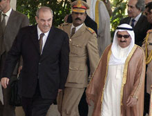 Le Premier ministre irakien Iyad Allaoui -à gauche- a été reçu par son homologue koweïtien cheikh Sabah al-Ahmad al-Sabah. 

		(Photo: AFP)