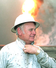 Red Adair était entré dans la légende en 1962 en réussissant à éteindre un puit de pétrole qui brûlait depuis six mois dans le désert du Sahara, mais c'est l'extinction de 117 puits de pétrole koweïtiens qui le rendra célèbre dans le monde entier. 

		(Photo: AFP)