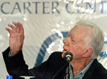 L'ancien président américain Jimmy Carter, au nom de son organisation, a avalisé les résultats officiels du referendum du 15 août. 58% des électeurs ont souhaité le maintien d'Hugo Chavez à la tête de l'Etat. 

		(Photo: AFP)