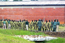 Les 70 mercenaires emprisonnés à la prison de haute sécurité de Chikurumbi, au Zimbabwe, seront jugés le 27 août. 

		(Photo: AFP)