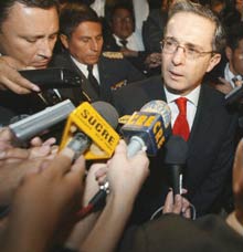 Le président colombien Alvaro Uribe n'apprécie pas que la France ait rencontré le porte-parole des Forces armées révolutionnaires de Colombie (FARC), pour négocier la libération d'Ingrid Betancourt.(Photo : AFP)