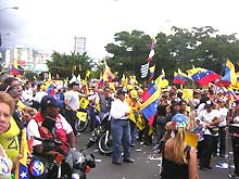 Caracas: manifestation en faveur du oui. Peu de temps avant le scrutin, les deux camps semblent ne pas se départager. 

		(Photo: Manu Pochez/RFI)