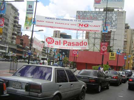 L'avenue Francisco Miranda dans le quartier de Chacaito, en plein centre de Caracas, coupe la ville en deux, entre ses riches quartiers à l'est et les secteurs populaires de l'ouest. Ce boulevard est le seul endroit de la capitale où cohabitent les banderoles pour le oui et pour le non. 

		(Photo: Manu Pochez/RFI)