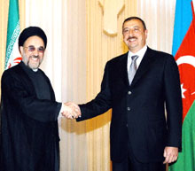Le président azerbaïdjanais, Ilham Aliev (droite) en compagnie du président iranien Mohammad Khatami (gauche). 

		(Photo : AFP)