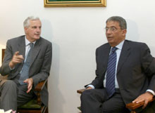 Le ministre français des Affaires étrangères Michel Barnier, en compagnie d'Amr Mussa, le secrétaire général de la Ligue arabe, au Caire le 30 août. 

		(Photo : AFP)