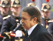 Les harkis n’ont toujours pas admis les propos du président Bouteflika pendant sa visite officielle en France en juin 2000. 

		(Photo : AFP)