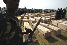 Les funérailles des victimes du massacre de Gatumba ont eu lieu lundi. 

		(Photo : AFP)