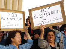 Des groupes de femmes musulmanes appellent à la libération des otages. 

		(Photo : Thomas Bourdeau/RFI)