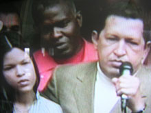 Omniprésent à la télévision, Hugo Chavez apparaît au côté de sa fille à la sortie du bureau de vote. 

		(Photo : Manu Pochez/RFI)