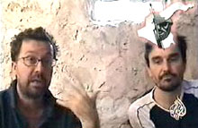 Christian Chesnot et Georges Malbrunot sur la deuxième cassette vidéo tournée par leurs ravisseurs et diffusée par <EM>Al-Jazira </EM>le 30 août. 

		(Photo: AFP)