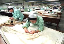 Usine textile en Chine. La main d’œuvre chinoise est cinq fois meilleur marché que les salariés mexicains.  

		(Photo: AFP)