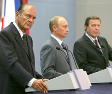 Vladimir Poutine et Gerhard Schröder ont apporté un «soutien sans réserve» à Jacques Chirac. 

		(Photo : AFP)
