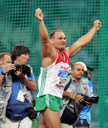 Vainqueur de l’épreuve du lancer de disque, le Hongrois Robert Fazekas a été privé de sa médaille d’or pour avoir refusé de satisfaire à un contrôle antidopage.(Photo : AFP)