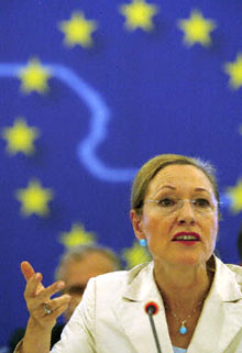 L'ancienne ministre autrichienne des Affaires étrangères, Benita Ferrero-Waldner, vient d'être nommée au poste de commissaire européenne. 

		(photo : AFP)