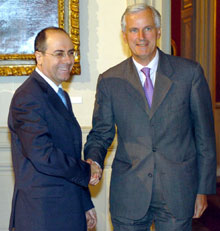 Sylvan Shalom, ministre des Affaires étrangères israélien, est venu renouer avec son homologue français Michel Barnier, des relations diplomatiques plus chaleureuses. 

		(Photo : AFP)