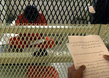 Les «tribunaux d'examen de statut» ont commencé ce vendredi 30 juillet 2004 à examiner le statut juridique des prisonniers de Guantanamo. 

		(Photo : AFP)