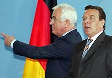 Peter Hartz, directeur du personnel du groupe Volkswagen, en compagnie du chancelier Gerhard Schröder. 

		(Photo: AFP)