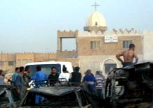 Plusieurs dignitaires religieux, chrétiens et musulmans, ont appelé les Irakiens à rester unis après les attentats qui ont endeuillé dimanche la minorité chrétienne. 

		(photo : AFP)