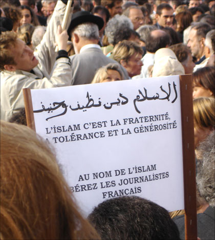 L'émotion suscitée par la prise d'otages se traduit sur les pancartes des manifestants. 

		(Photo : Thomas Bourdeau/RFI)
