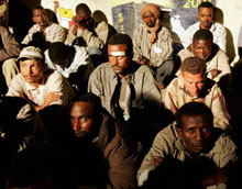 Les clandestins venus des côtes africaines, à leur arrivée à Lampedusa. 

		(Photo : AFP)