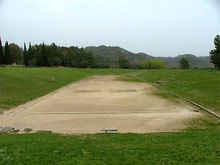La piste du stade d'Olympie mesure 212,54 m de longueur, une distance qui correspond, selon la légende, à 600 fois la longueur du pied d'Hercule.(Photo :www.athens2004.com)