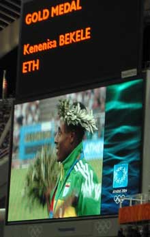 Kenenisa Bekele, le nouveau champion olympique du 10 000m, un Éthiopien qui en détrône un autre (Gebreselassié en 2000 à Sidney, 5ème à Athènes).(Photo : Marc Fichet/RFI)