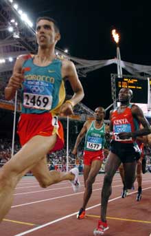 Le Marocain Hicham El Guerrouj remporte la finale du 1500m devant le Kenyan Bernard Lagat et l'Ethiopien Mulugetta Wendimu. 

		(Photo : AFP)
