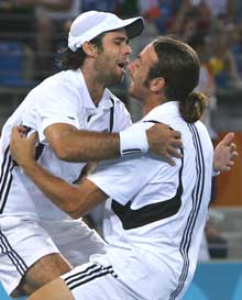 Fernando Gonzalez et Nicolas Massu ont offert au Chili sa toute première médaille d'or olympique.(Photo : AFP)
