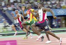 Justin Gatlin, au premier plan, est le vainqueur du 100 mètres homme aux Jeux olympiques d'Athènes.(Photo : AFP)