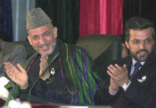 Le président Hamid Karzaï et son ancien ministre de l'Education, aujourd'hui son rival. Yunus Qanouni se serait engagé à retirer sa plainte en échange d'un ministère dans le futur gouvernement. 

		(Photo : AFP)