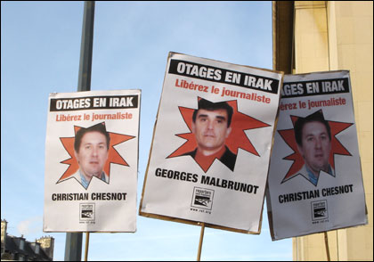 Parmi les slogans entendus lors de la manifestation : «non au chantage, libérez les otages». 

		(Photo : Thomas Bourdeau/RFI)