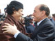 Le colonel libyen, Mouammar Kadhafi (g) et le Premier ministre italien, Sillvio Berlusconi (d).(Photo : AFP)