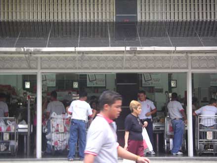 Dans les quartiers est de Caracas, les magasins ont connu une affluence exceptionnellle avant le scrutin, beaucoup de clients ayant anticipé d'éventuelles violences. 

		(Photo: Manu Pochez/RFI)
