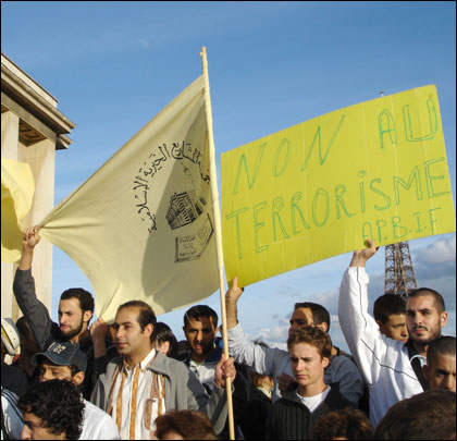 De jeunes arabes et de jeunes juifs ont pris part à la manifestation côte à côte. 

		(Photo : Thomas Bourdeau/RFI)