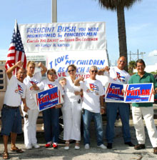 A Miami, les membres de la communauté cubaine ont manifesté contre les dernières mesures du gouvernement Bush, le 17 juillet. 

		(Photo : AFP)