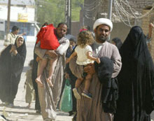 Les habitants fuient les combats qui font rage dans la ville sainte de Najaf. 

		(Photo : AFP)