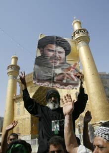 Les partisans du chef chiite Moqtada al-Sadr gardent les clés du mausolée d'Ali.
 

		(Photo : AFP)