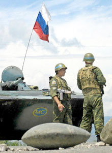 Des soldats russes stationnés en bordure de Tskhinvali, le 23 juillet 2004. 

		(Photo : AFP)