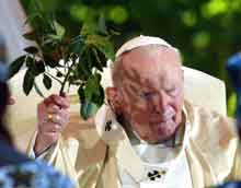 Le pape Jean-Paul II bénit la foule, le 15 août 2004, à Lourdes, lors d'une messe en plein air. 

		(Photo: AFP)