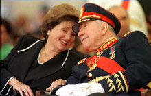 Augusto Pinochet, et son épouse Lucia, sont dans la mire de la justice chilienne qui enquête sur plusieurs comptes découverts dans une banque américaine. 

		(photo : AFP)