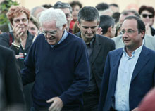 La présence de Lionel Jospin, ici avec François Hollande, relance les spéculations sur son retour en politique. 

		(Photo : AFP)