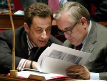 Jean-Pierre Raffarin enterre provisoirement une mesure chère à son ministre de l'Economie. 

		(Photo :AFP)