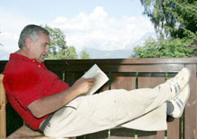 Le Premier ministre Jean-Pierre Raffarin passe des vacances studieuses, à Combloux (Haute-Savoie). 

		(Photo : AFP)