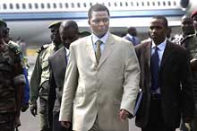 Le vice-président de la RDC, Azarias Ruberwa, arrive sur l'aéroport de Goma, le 17 août 2004. 

		(Photo: AFP)