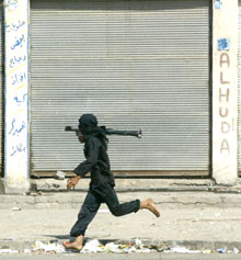 Un milicien chiite de l’Armée du Medhi, la milice de Moqtada al-Sadr, lors d'un combat à Sadr City dans la banlieue de Bagdad.  

		(Photo : AFP)