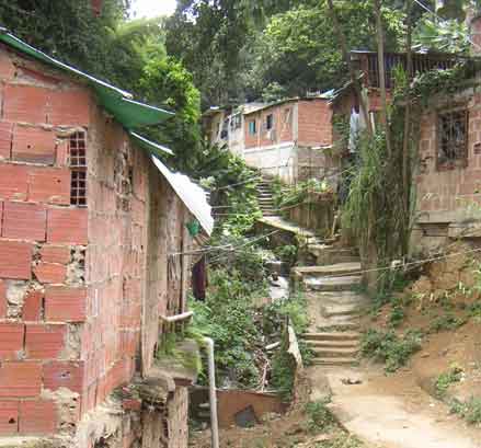 Dans la partie la plus pauvre du quartier Santa Isabel, une partie des égoûts est encore à découvert. L'endroit connaît des problèmes d'insalubrité. Les maisons de fortune sont bâties sur un sol instable. 

		(Photo: Manu Pochez/RFI)