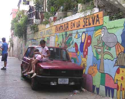 Une fresque murale peinte par les habitants et les enfants du quartier avec l'aide de l'atelier Crisol. L'élaboration de ces peintures murales donne lieu à de grandes discussions entre les gens.  

		(Photo: Manu Pochez/RFI)